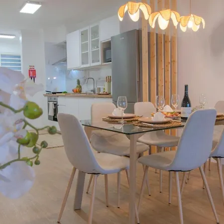 Cm Golden View Apartment *